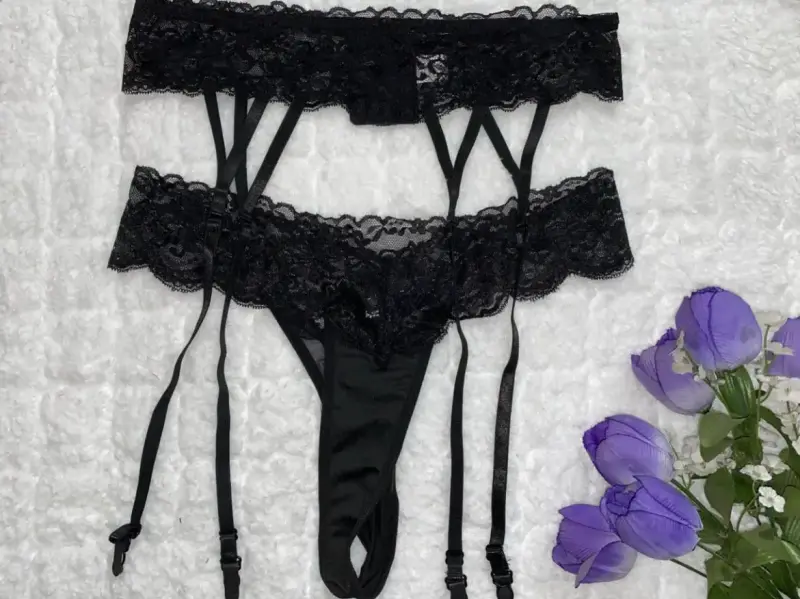 Conjunto de lencería negra con encaje