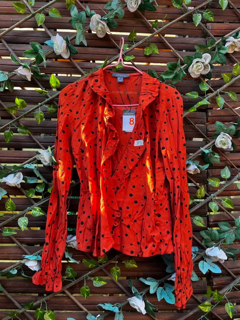 Blusa con lunares negros, talla XS