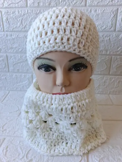 Set de gorro y cuello tejido a crochet - miniatura 1