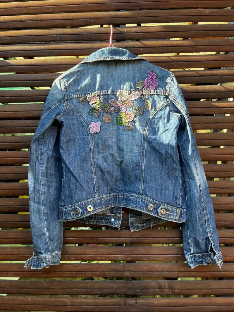 Chaqueta de mezclilla con bordado floral. S - 2