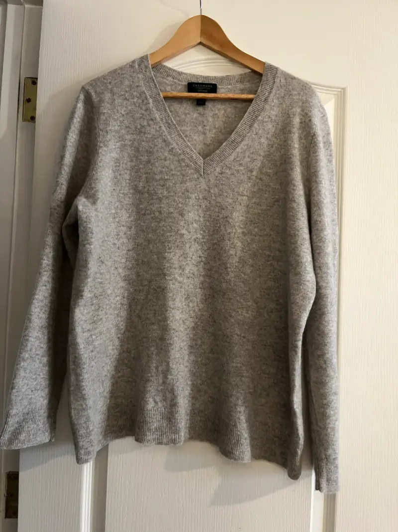 Suéter de cashmere gris para mujer - 1