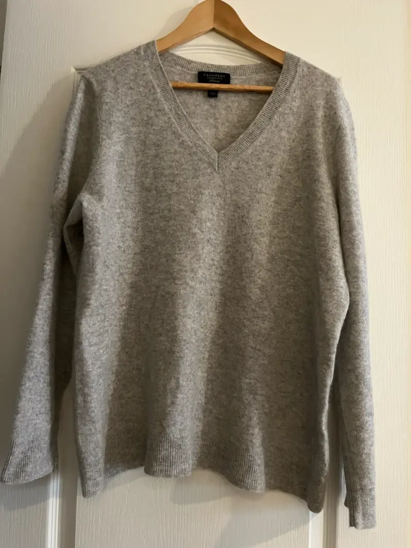 Suéter de cashmere gris para mujer - 2