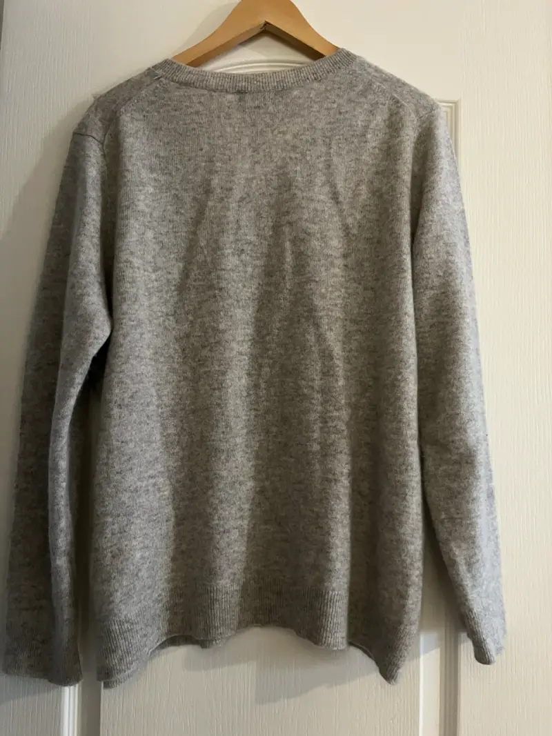 Suéter de cashmere gris para mujer - 4