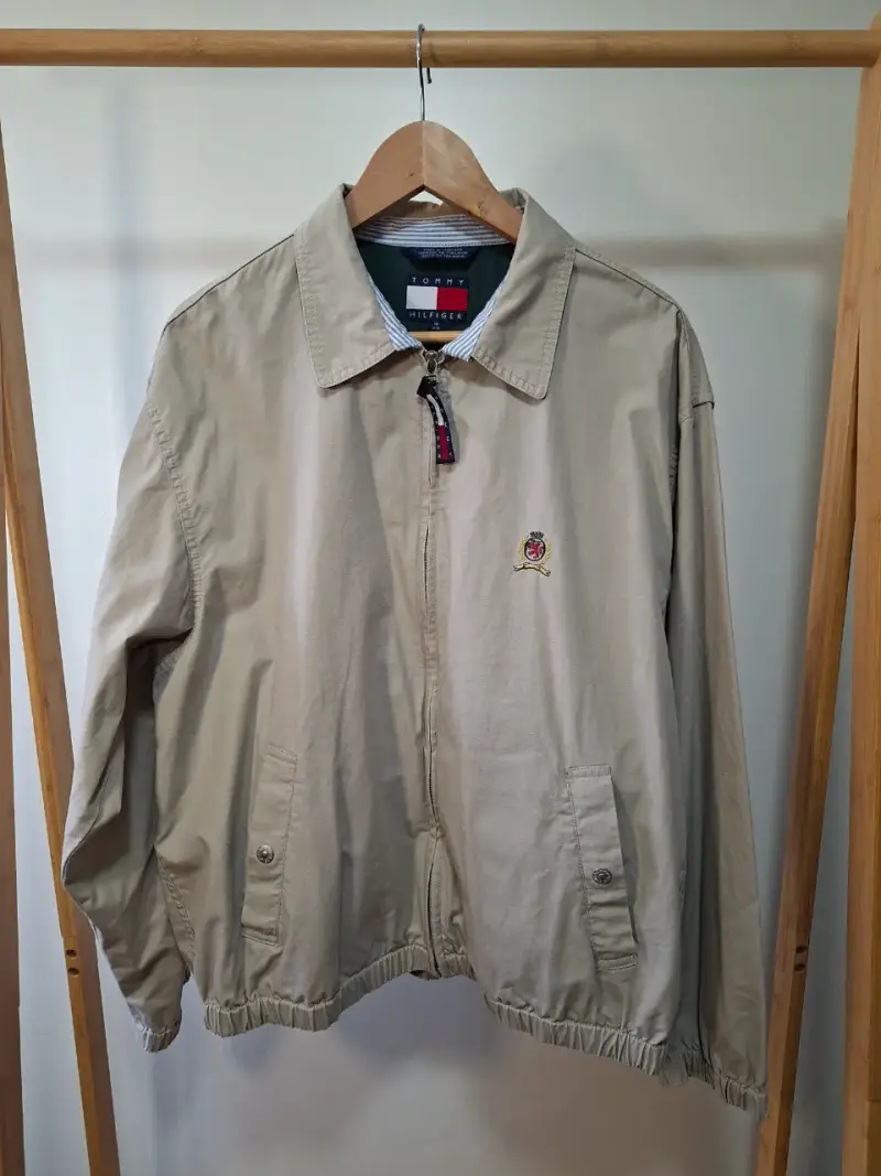 Chaqueta beige Tommy Hilfiger con logo bordado M - 1