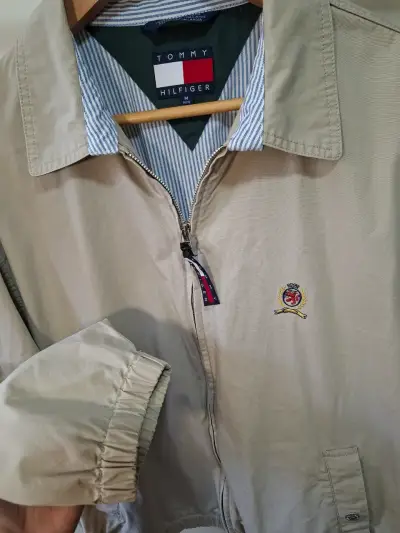 Chaqueta beige Tommy Hilfiger con logo bordado M - miniatura 3