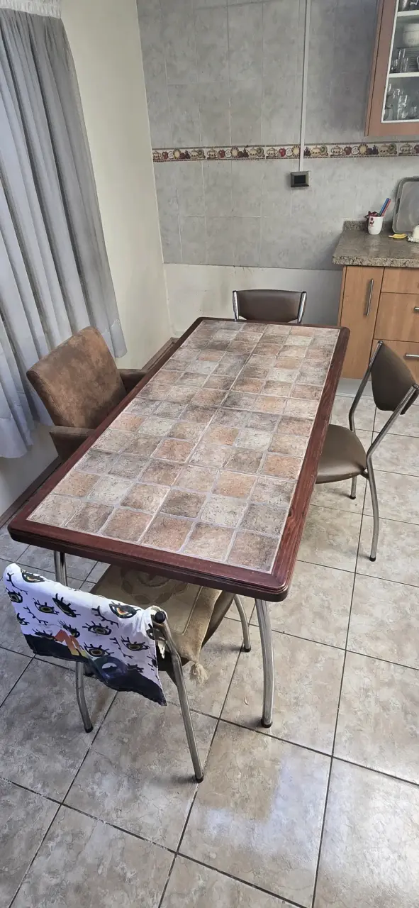 Mesa de comedor rectangular con sillas - 2