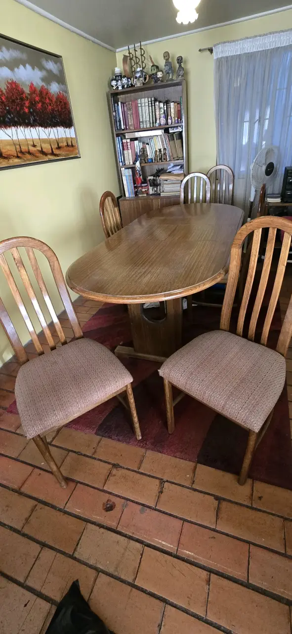 Mesa de comedor ovalada con sillas de madera. - 1
