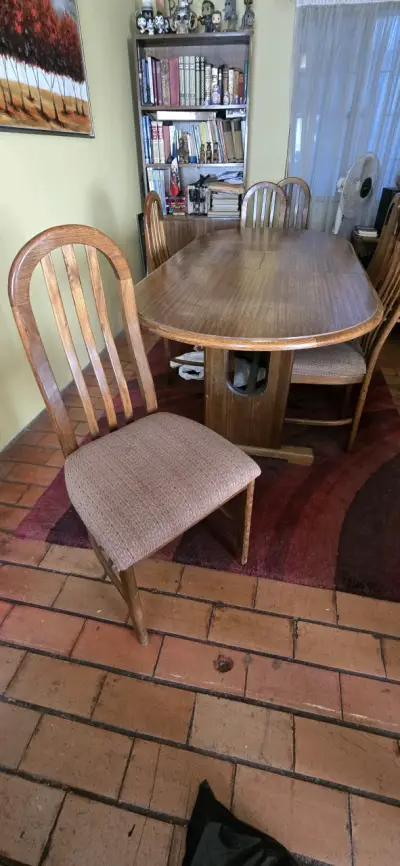 Mesa de comedor ovalada con sillas de madera. - miniatura 2