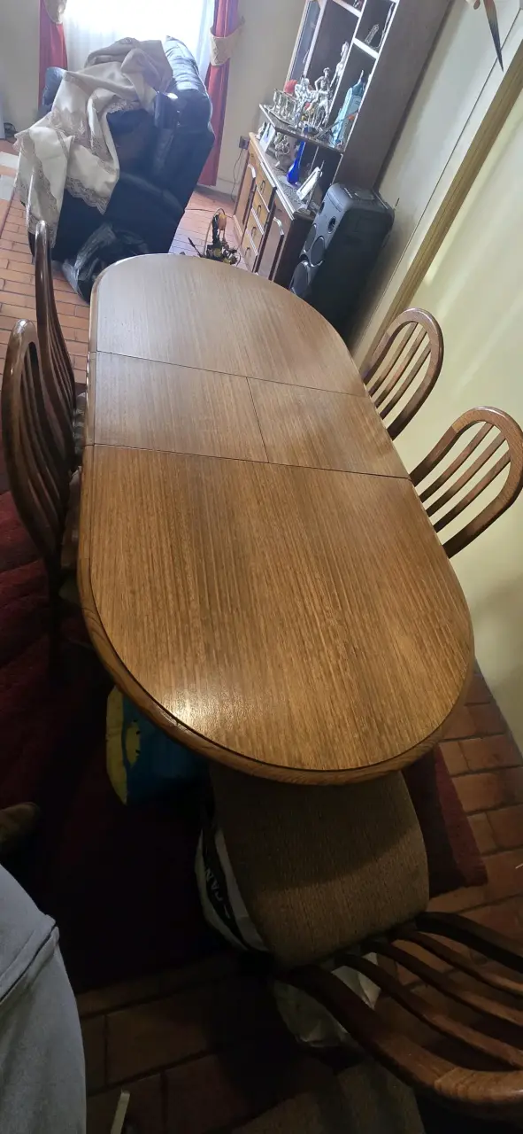 Mesa de comedor ovalada con sillas de madera. - 3