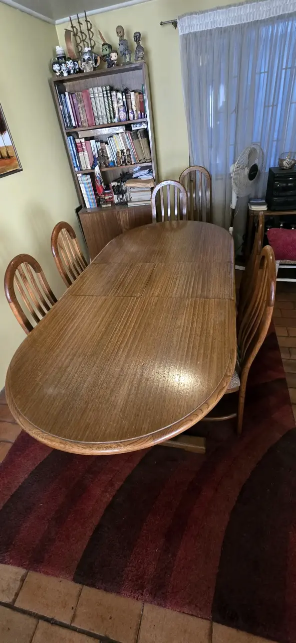 Mesa de comedor ovalada con sillas de madera. - 4