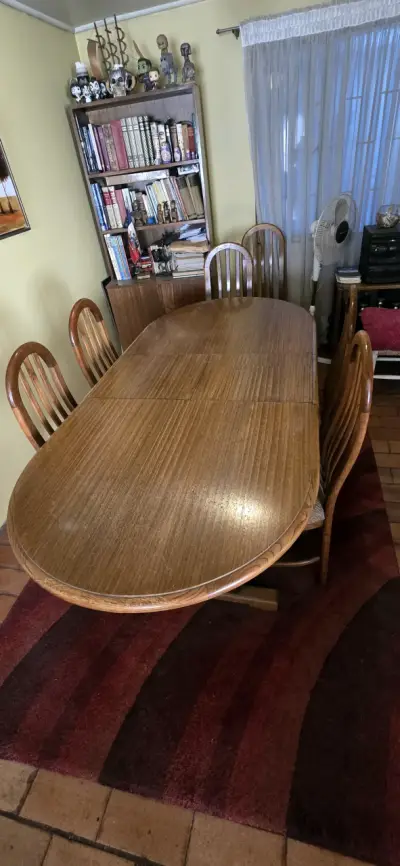 Mesa de comedor ovalada con sillas de madera. - miniatura 4