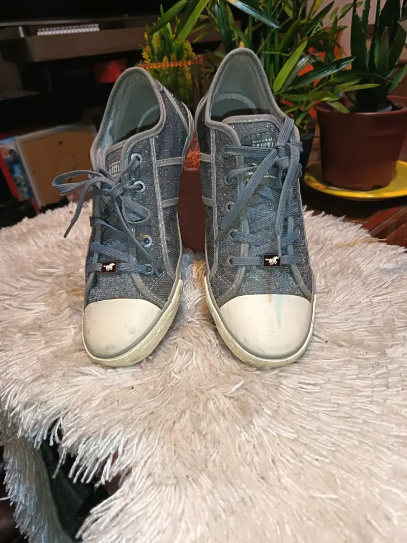 Zapatillas deportivas grises Mustang con brillo - 1