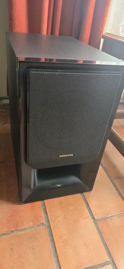 Sistema de sonido Samsung con subwoofer y parlantes - miniatura 1