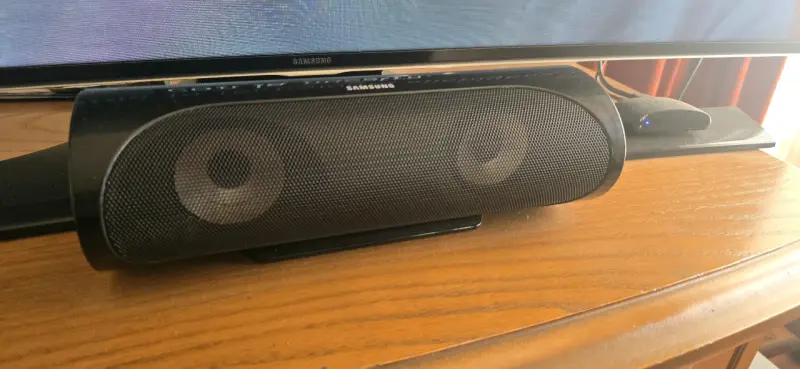 Sistema de sonido Samsung con subwoofer y parlantes - 2