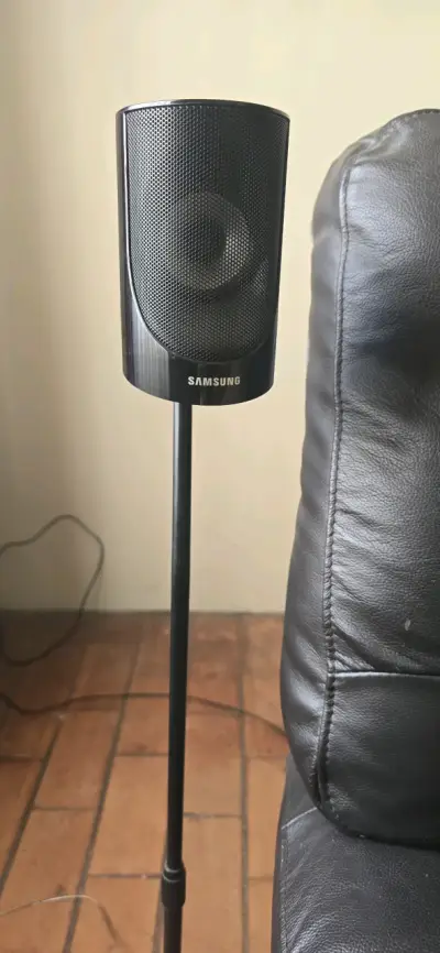 Sistema de sonido Samsung con subwoofer y parlantes - miniatura 6