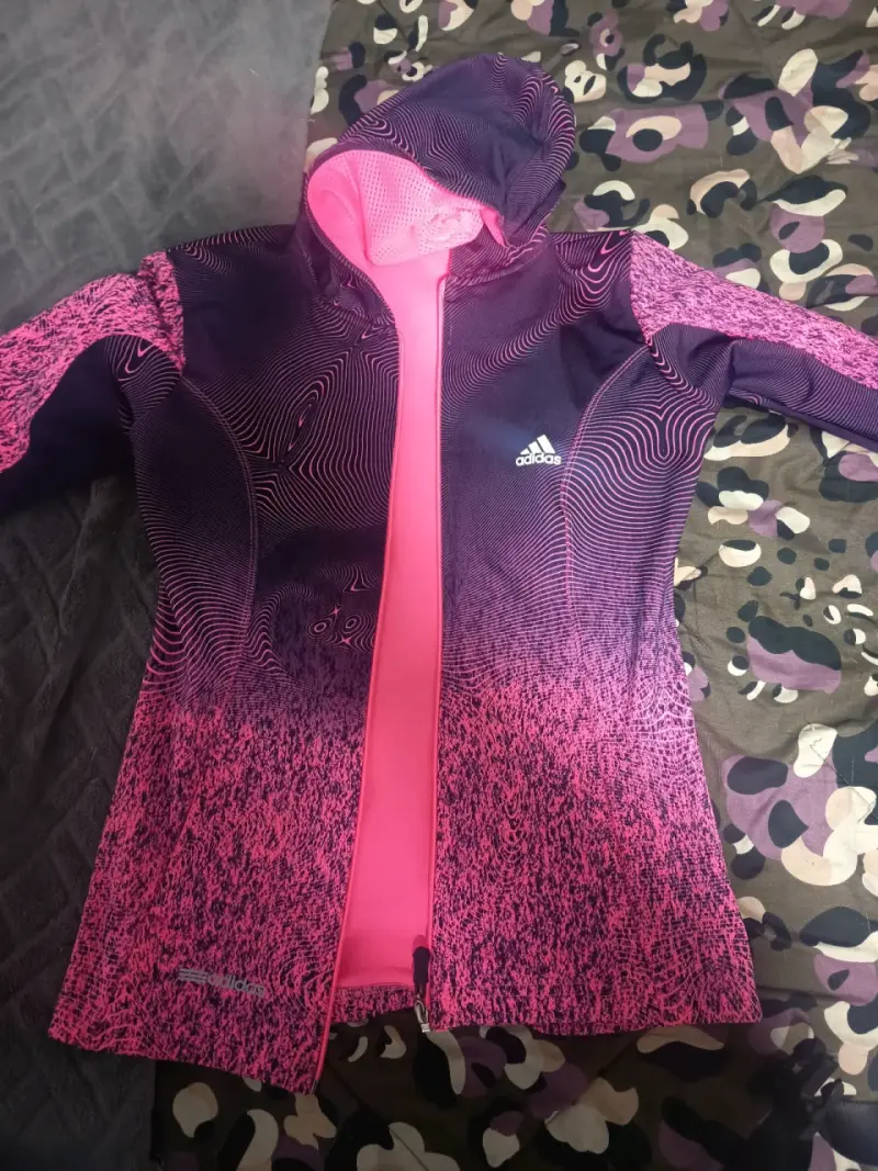 Chaqueta deportiva Adidas con capucha rosa y morado - 1