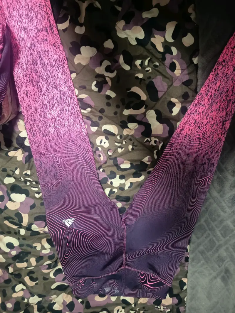 Chaqueta deportiva Adidas con capucha rosa y morado - 2
