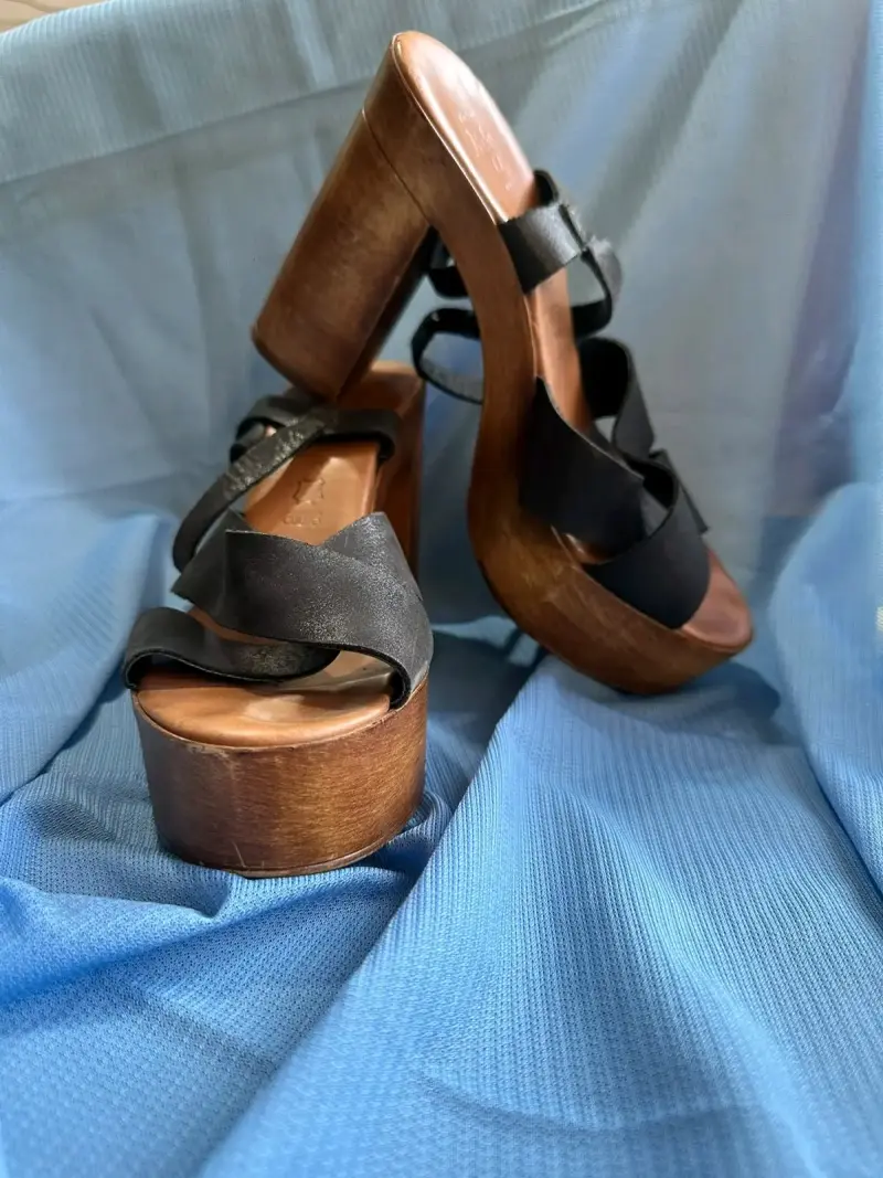 Sandalias de tacón alto de cuero negro