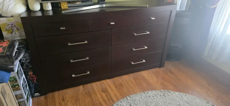 Cómoda de Madera Oscura con Cajones - 1