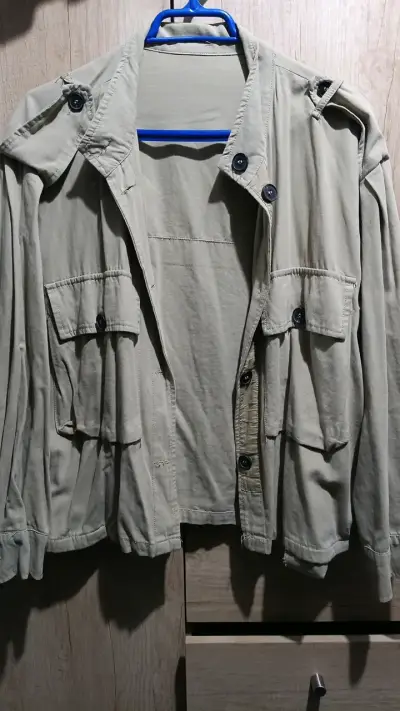 Chaqueta beige de algodón con bolsillos - miniatura 1