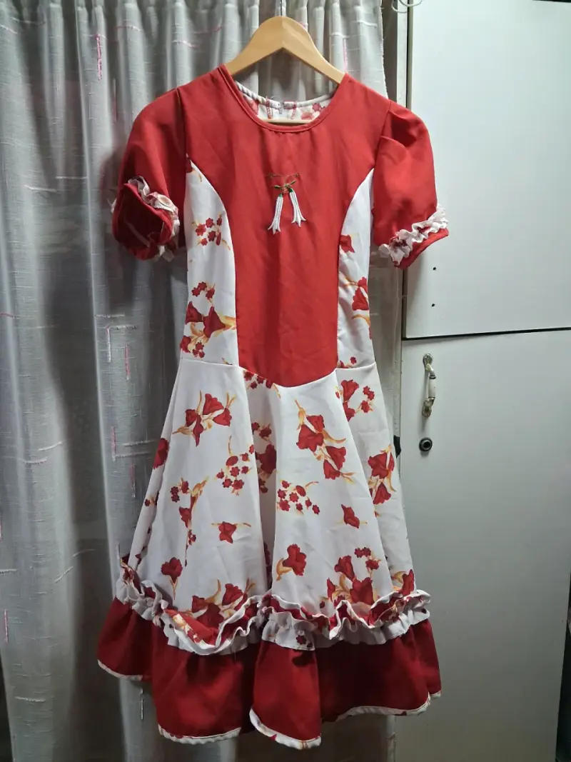 Vestido de huasa rojo con estampado floral - 1