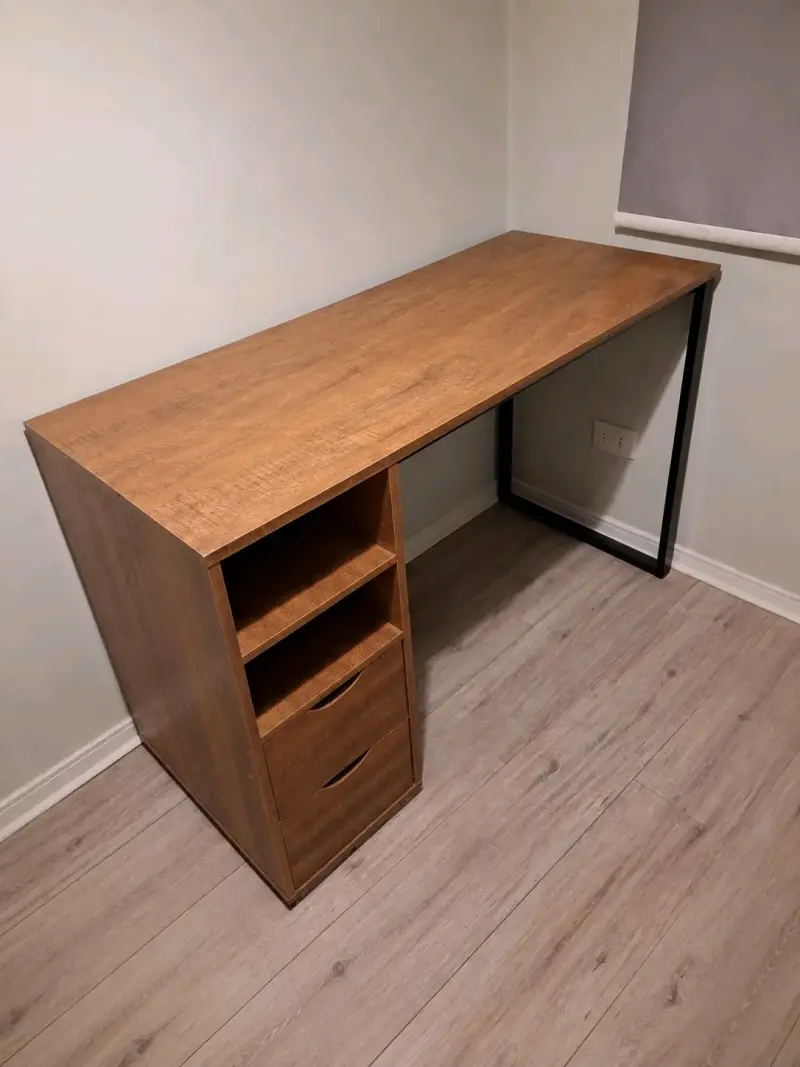 Escritorio de madera con cajonera lateral - 1