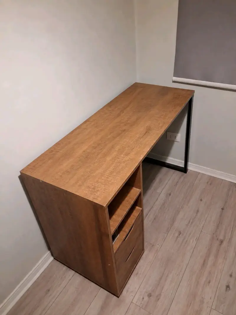 Escritorio de madera con cajonera lateral - 2