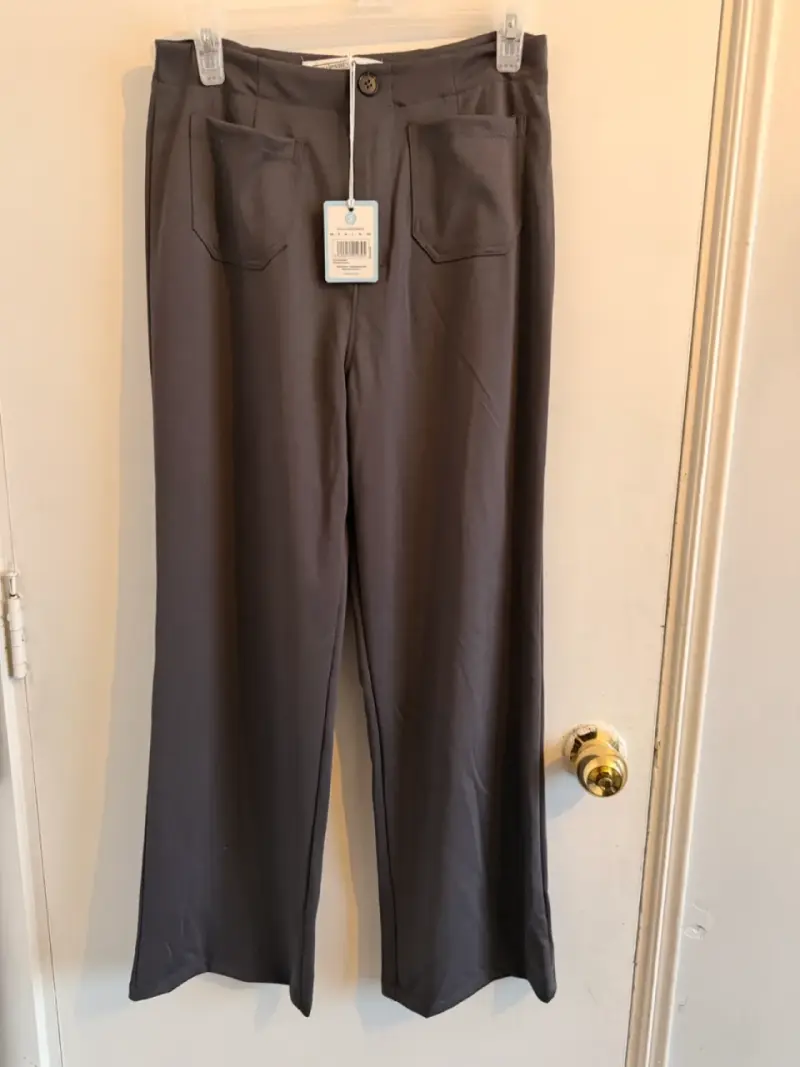 Pantalones grises de mujer con bolsillos - 1