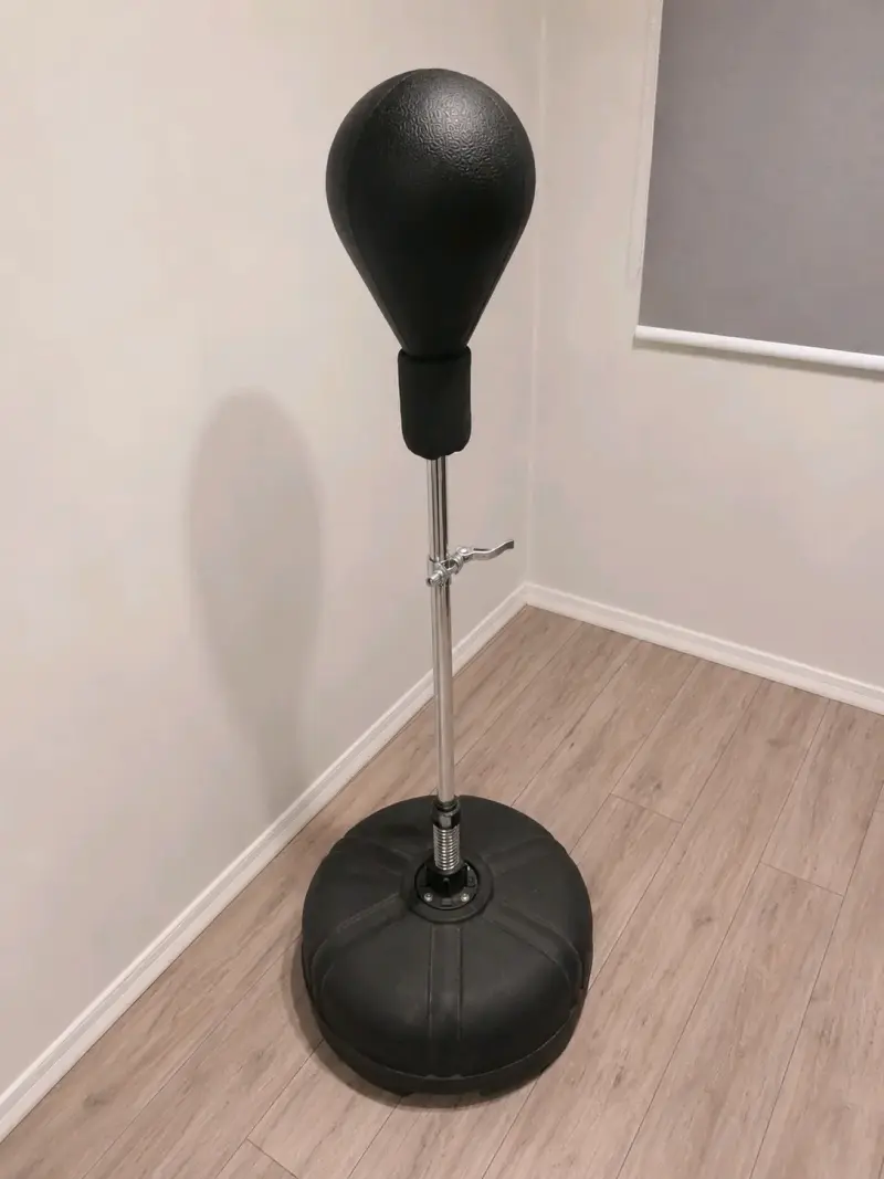Punching ball de pie ajustable negro