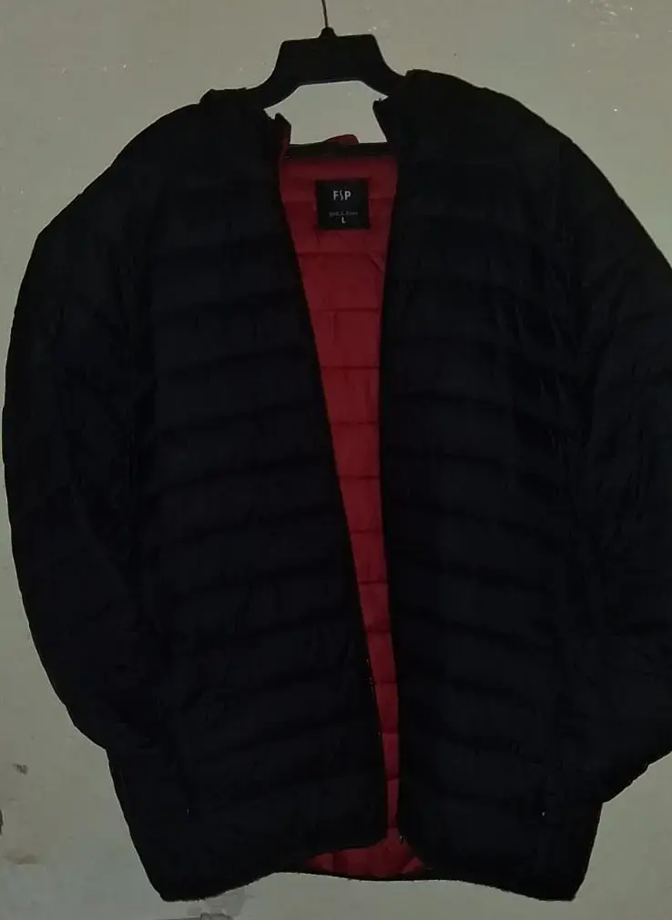 Chaqueta acolchada negra con interior rojo F&P