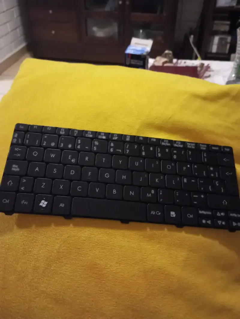 Teclado Repuesto Notebook (NUEVO) - P/N: MP-09H26B - 1