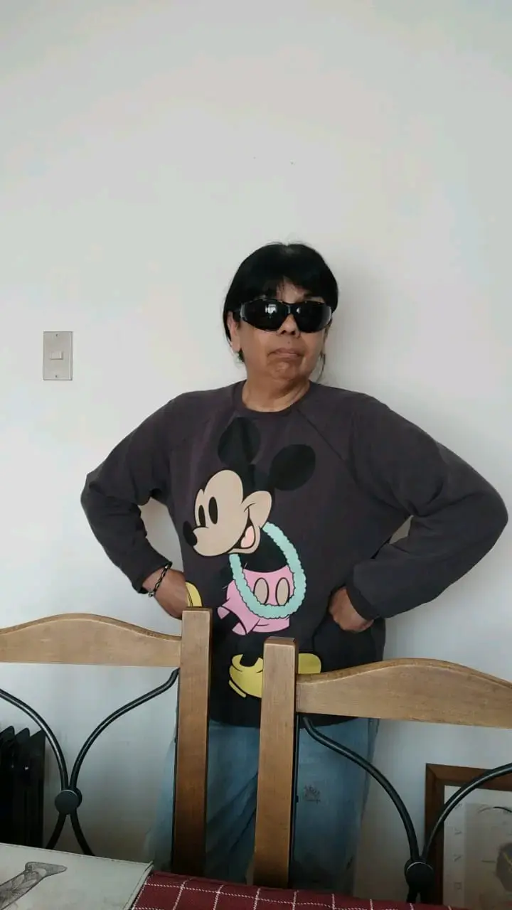 Polerón gris con diseño de Mickey Mouse