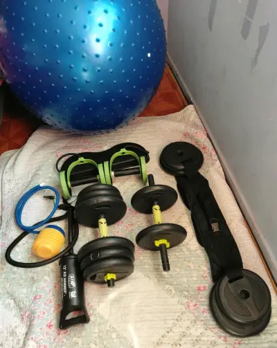 Set de entrenamiento con pesas y balón de ejercicio - miniatura 1