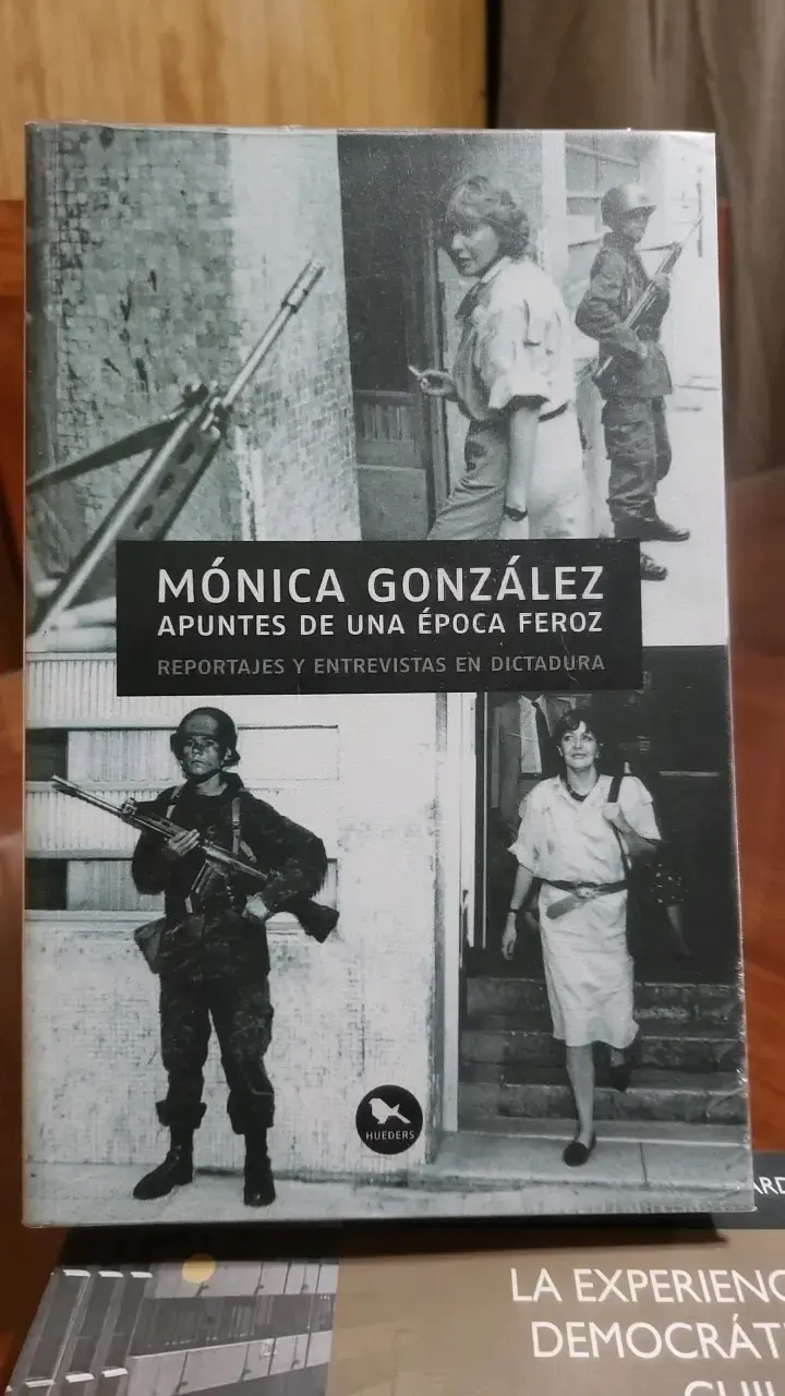 Libro 'Apuntes de una Época Feroz' de Mónica González - 1