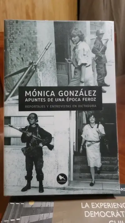 Libro 'Apuntes de una Época Feroz' de Mónica González - miniatura 1
