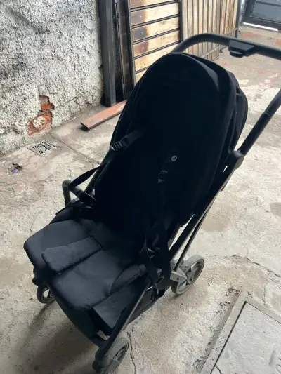 Coche de bebé plegable negro en buen estado - miniatura 1