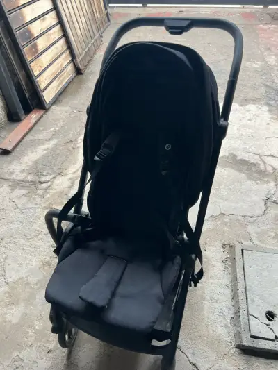 Coche de bebé plegable negro en buen estado - miniatura 2