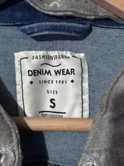Chaqueta de mezclilla con capucha - miniatura 3