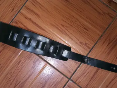 Correa para guitarra  cuero negro con tachuelas - miniatura 1