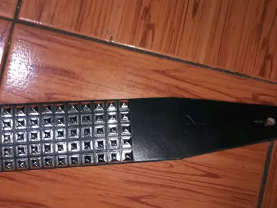 Correa para guitarra  cuero negro con tachuelas - miniatura 2