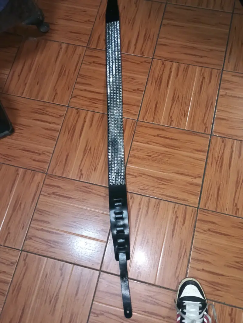 Correa para guitarra  cuero negro con tachuelas - 4