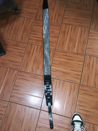 Correa para guitarra  cuero negro con tachuelas - miniatura 4