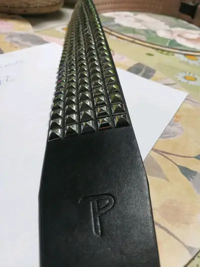 Correa para guitarra  cuero negro con tachuelas - miniatura 5