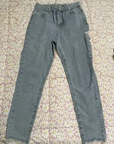 Pantalones de mezclilla y cargo para mujer - miniatura 2