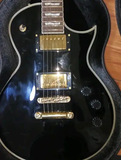 Guitarra eléctrica  negra con estuche rígido - miniatura 1