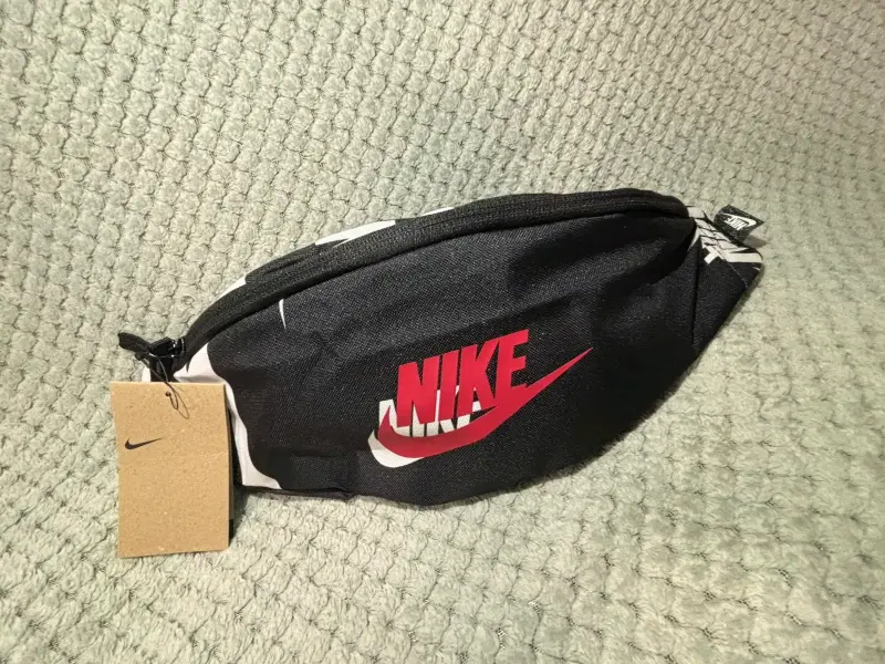 Riñonera Nike negra con logo rojo - 1