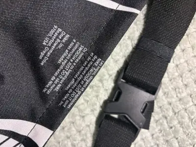 Riñonera Nike negra con logo rojo - miniatura 2