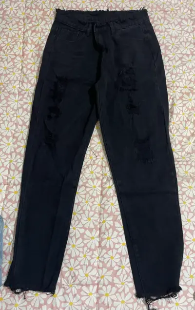 Jeans de mujer con diseño desgastado - miniatura 1