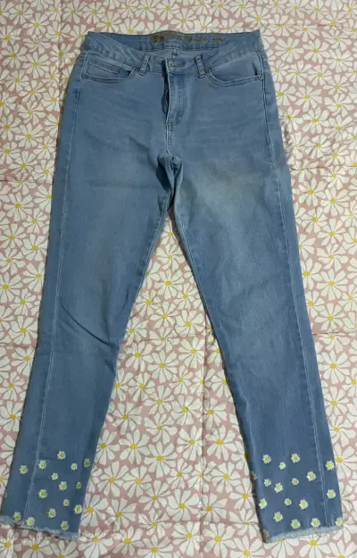 Jeans de mujer con diseño desgastado - miniatura 2