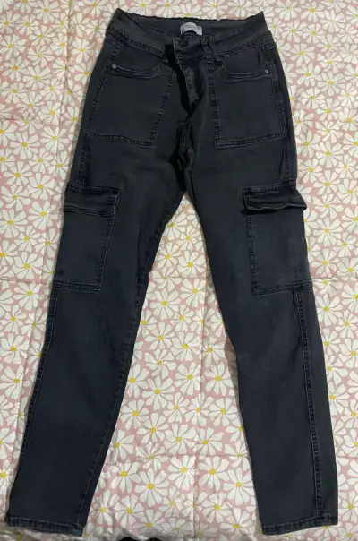 Jeans de mujer con diseño desgastado - miniatura 3